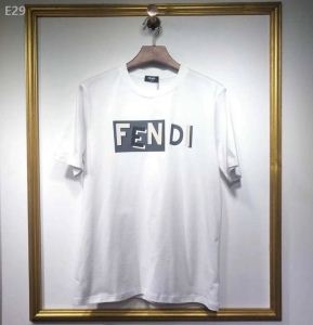 引き続き人気のアイテム 注目されている新品 FENDI フェ...