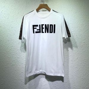 雑誌も街も人気アイテム  FENDI フェンディ半袖Tシャツ 最新の春夏アイテム