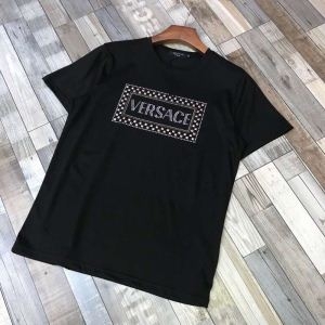 季節を問わず活躍し 合わせると明るい印象 VERSACE ヴェルサーチ 半袖Tシャツ 2色可選