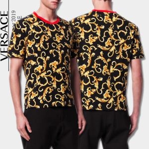 合わせると明るい印象 今年コレクション新作登場！半袖Tシャツ VERSACE ヴェルサーチ