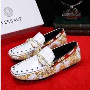 カジュアルの定番 2019春夏の流行りの新品 超必須アイテム VERSACE ヴェルサーチ カジュアルシューズ 2色可選