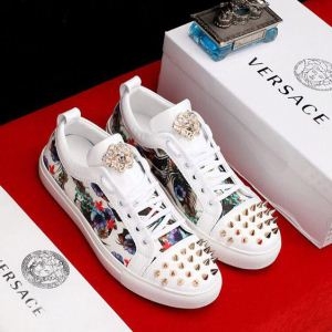 VERSACE ヴェルサーチ カジュアルシューズ 2色可選 スタイルUP効果あり 2019春夏にも引き続き大活躍！