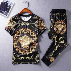 19春夏正規品保証 ヴェルサーチ VERSACE 上下セット 今季はトップスにおすすめ 明るいイメージを持た