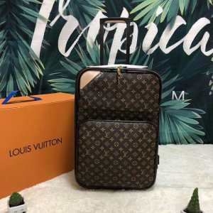 2019春夏にも引き続き大活躍！  ルイ ヴィトン LOUIS VUITTON  トランク 抜群の人気を集め