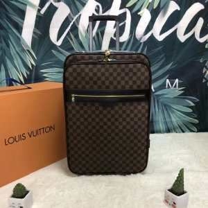 2019夏に意外と人気な新作  ルイ ヴィトン LOUIS VUITTON  抜け感を出す トランク