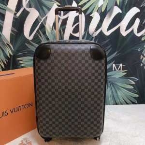 2019春夏にも引き続き大活躍！  ルイ ヴィトン LOUIS VUITTON  カジュアルなのに高感度が高く トランク