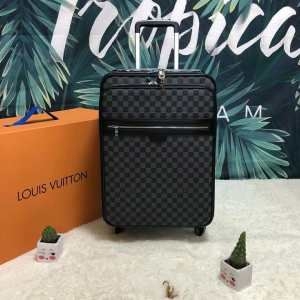 2019年春夏のトレンドの動向 トランク  シンプルなデザイン  ルイ ヴィトン LOUIS VUITTON