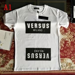 VERSACE ヴェルサーチ ｔシャツ 新作 洗練された大人...