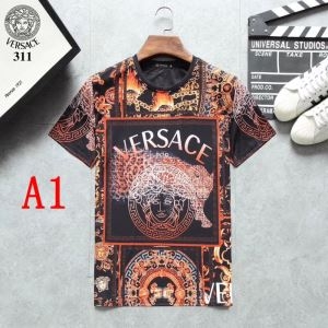 VERSACE ヴェルサーチ ｔシャツ コーデ 抜群な存在感がある限定新作アイテム コピー カジュアル メンズ ３色可選 最安値