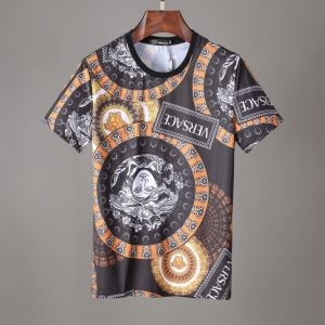 VERSACE ヴェルサーチ ｔシャツ コピー セレブたちに...