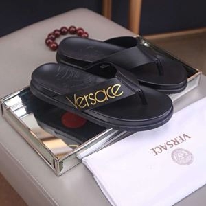 VERSACE メンズ サンダル 普段使いにぴったりしたアイ...