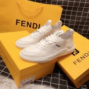 2019春夏にも引き続き大活躍！ フェンディ FENDI カジュアルシューズ 春夏に必要なおすすめアイテム