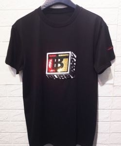 立体的なプリントで大好評 Burberry バーバリー ロゴグラフィック コットンTシャツ コピー ロゴ入り 黒白２色 プリント 激安