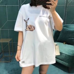 オシャレで好印象な着こなしに Burberry レディース ｔシャツ バーバリー コピー 服 ブラック ホワイト プリント 格安