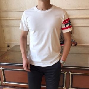 FENDI メンズ ｔシャツ シンプルなコーデをつくれるアイ...