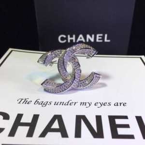 上品カジュアルな雰囲気に 19SS 待望の新作カラー シャネル CHANEL ブローチ