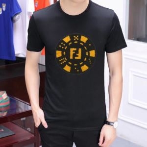 FENDI メンズ ｔシャツ カジュアル感たっぷりな着こなし...