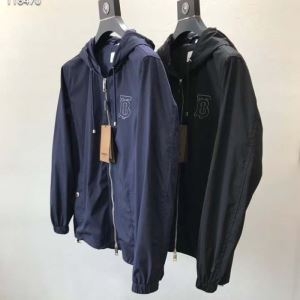 軽い着心地で大活躍人気新品 バーバリー Monogram M...