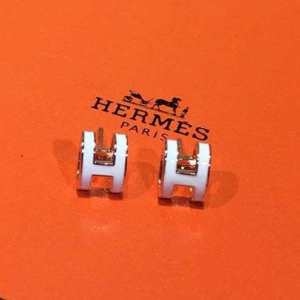 HERMES レディース イヤリング 女性らしいエレガンスを...