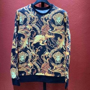 プルオーバーパーカー ヴェルサーチVERSACE 2019年秋冬コレクションを展開中 凛々とした秋冬の人気スタイル