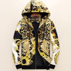 2019年秋冬コレクションを展開中 ヴェルサーチVERSACE ブルゾン 寒い季節にピッタリの着なし