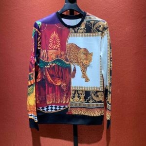 ヴェルサーチVERSACE プルオーバーパーカー 2019年秋冬コレクションを展開中 秋冬のトレンドが詰まった