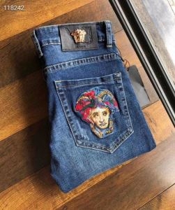 ヴェルサーチ コレクション デニム 洗練された着こなしにおすすめ VERSACE コピー ロゴ刺繍 カジュアル 大人気 高品質