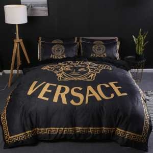 秋冬は斬新なスタイルが目立った ヴェルサーチ VERSACE...