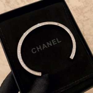 シャネル バングル コピー 華奢な雰囲気を醸し出すアイテム レディース CHANEL シルバー ストリート 着こなし 日常 お買い得