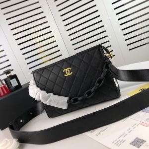 斜め掛けバッグ シャネル CHANEL 秋冬ヒット必至の新作アウターをご紹介 大満足の2019秋冬新作