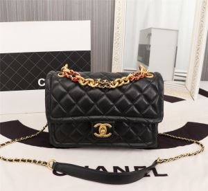 オシャレな人に向けの秋冬新作 シャネル CHANEL 斜め掛けバッグ 2色可選 大満足の2019秋冬新作