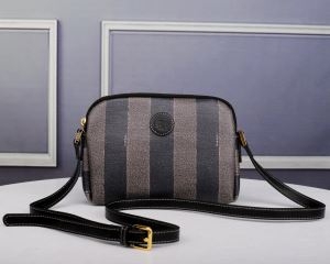 フェンディ FENDI 斜め掛けバッグ お手頃で人気上昇中秋...