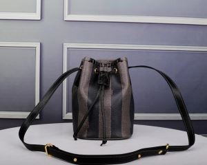 今年の冬に開催された人気新作 2019年秋冬コレクションを展開中 フェンディ FENDI 斜め掛けバッグ