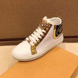 VERSACE スニーカー メンズ きちんと感あるコーデが完...