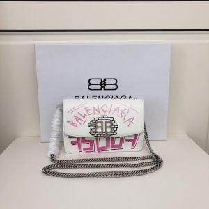 BALENCIAGA メンズ バックパック おしゃれなナチュラル感あるアイテム バレンシアガ コピー 激安 ホワイト ストリート 手頃価格