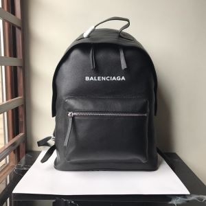 バレンシアガ BALENCIAGA バックパック 洗練された秋冬コーデが完成 メンズ コピー 黒 デイリー ロゴ 最安値 543741DLQ4N1000