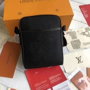 ルイヴィトン ショルダーバッグ コーデ 大人っぽいスタイルが完成 メンズ Louis Vuitton コピー ブラック コーヒー 日常 お買い得