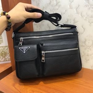 PRADA メンズ ショルダーバッグ 機能性の高さで大活躍 ...