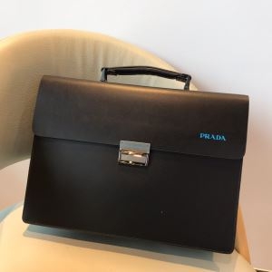 プラダ ビジネスバッグ コピー 簡単にトレンド感を出すアイテム メンズ PRADA コーヒー ブラック デイリー コーデ ロゴ セール