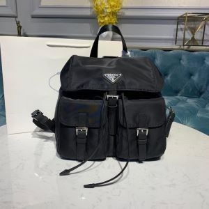 PRADA バックパック メンズ 落ち着きある秋冬の雰囲気に...