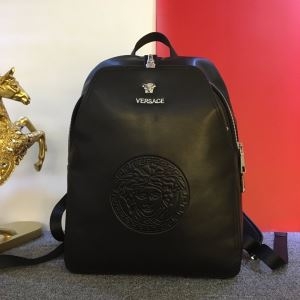 バックパック メンズ VERSACE ナチュラルな雰囲気に ヴェルサーチ スーパーコピー ブラック ロゴ エンボス加工 おしゃれ 激安