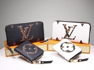 秋のトレンドを先取り  ルイ ヴィトン LOUIS VUITTON 今回は秋冬の定番、これをチェック 財布/ウォレット 2色可選 主役級の人気セール秋冬アウター