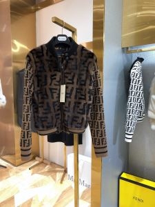 堂々の1位はギフトも大人気の秋冬新作  フェンディ FENDI　冬の定番、今年はこう着る ハーフコート　冬のスタイリングに欠かせないアイテム