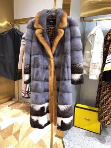 コート　秋冬シーズンらしさが漂う フェンディ 秋冬にも個性を出す新作 FENDI　秋先からスタートする新生活の必需品