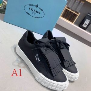 秋冬シーズンのための新作が揃う プラダ 多色可選 PRADA 厳選された憧れの秋冬新品 ランニングシューズ 秋冬ヒット必至の新作アウターをご紹介