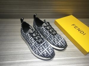 冬をおしゃれに飾る新作 フェンディ FENDI 軽やかな気心地も嬉しい秋冬アウター ランニングシューズ 寒い季節にも耐え得る機能性