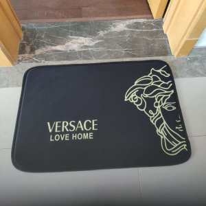 旬な大人こなれ感を演出 ヴェルサーチ 玄関マット ブランド コピー ブラック ロゴいり ソフト VERSACE カジュアル セール