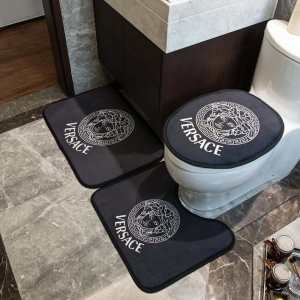 VERSACE トイレマット ブランド コピー お部屋スタイルをトレンドに ヴェルサーチ ブラック ロゴ カジュアル 3点セット 最安値