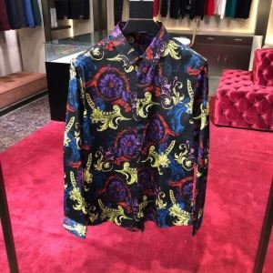 シャツ メンズ VERSACE 素敵で華奢な印象に ヴェルサーチ コピー 通勤通学 ブラック プリント ユニーク 2020限定 セール