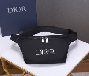 ディオール ショルダーバッグ メンズ コーデに気品を与える人気新作 DIOR コピー ブラック ロゴ入り ストリート セール